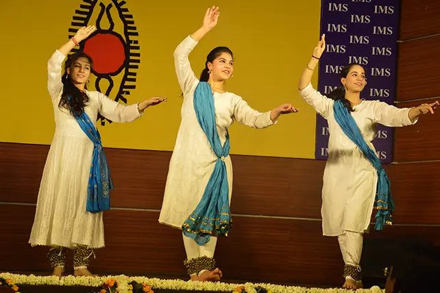 students dance performance